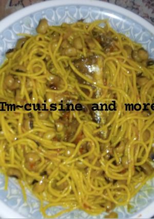 A picture of Jellof spaghetti and beans.