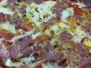 Una foto de queso tomate huevo