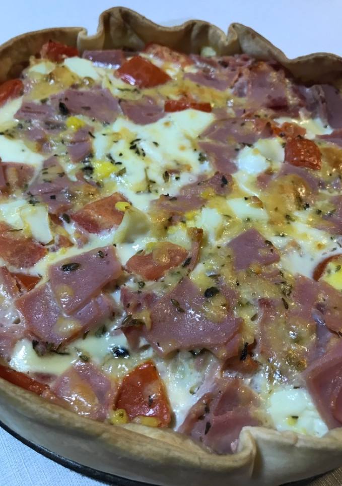 Una foto de Tarta de jamón, queso, tomate y huevo