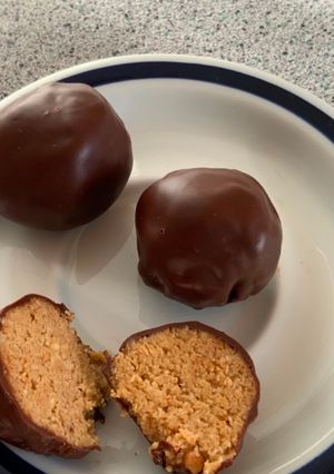 Gyors mogyoróvajas-kekszes golyó recept fotója