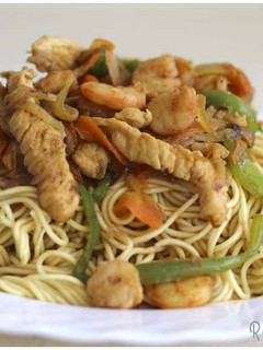 Una foto de Noodles con gambas y pollo