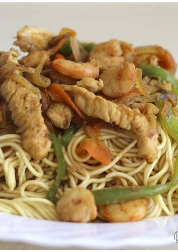 Una foto de Noodles con gambas y pollo