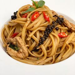 A picture of Linguine kee mao chicken (ลิงกวีนีขี้เมาไก่).