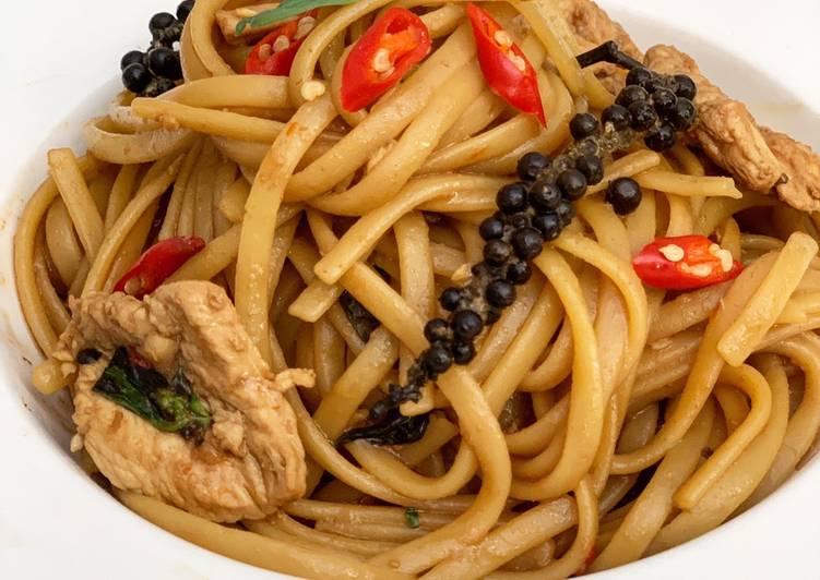 Linguine kee mao chicken (ลิงกวีนีขี้เมาไก่)