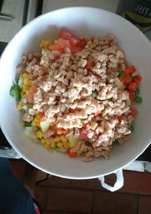 Una foto de #3 Ensalada mixta con carne de soya