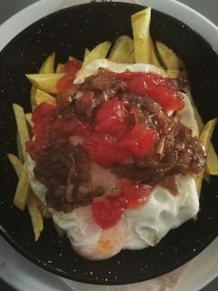 Una foto de Sartén de patatas, huevos y foie