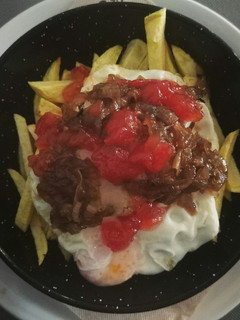 Una foto de Sartén de patatas, huevos y foie