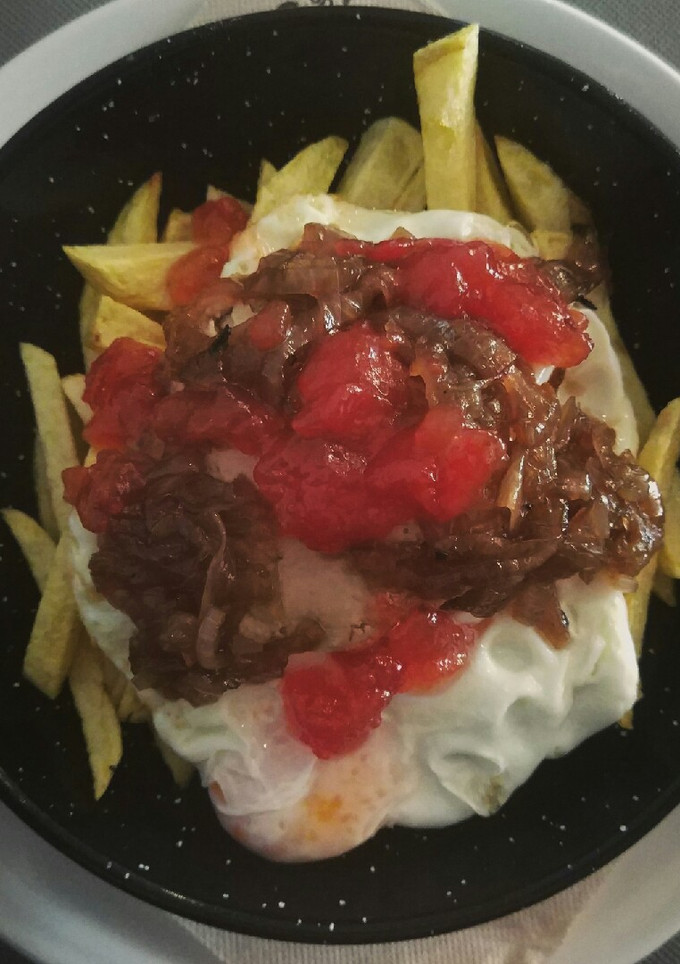 Una foto de Sartén de patatas, huevos y foie
