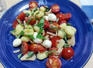 Foto principal de Ensalada de gnocchi caprese
