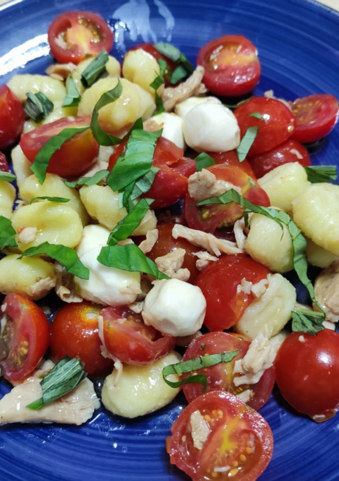 Una foto de Ensalada de gnocchi caprese