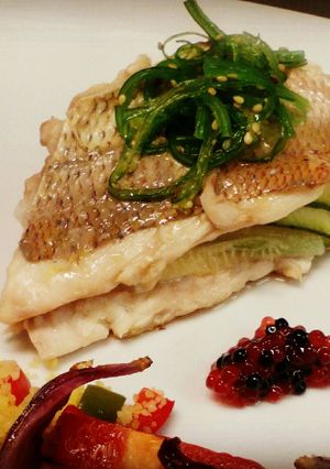 Una foto de Salmonetes con calabacín al vapor y algas