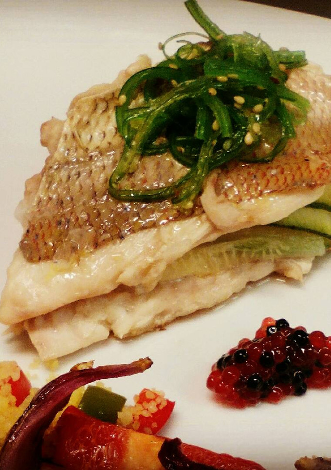 Una foto de Salmonetes con calabacín al vapor y algas