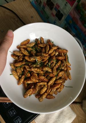 Hình của món Nhộng rang lá chanh.