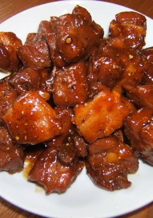 Hình của món Sườn kho tộ.