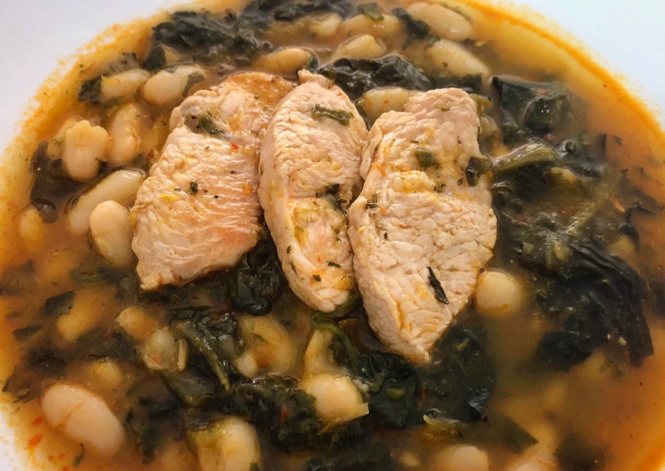 Guiso de alubias con espinacas y solomillo de pavo (versión rápida)