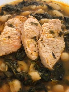 Una foto de Guiso de alubias con espinacas y solomillo de pavo (versión rápida)