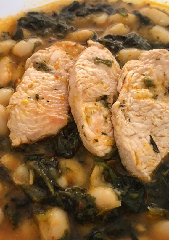 Una foto de Guiso de alubias con espinacas y solomillo de pavo (versión rápida)