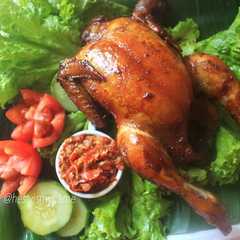 A picture of Ayam kalasan.