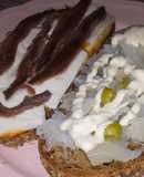 Tostas de semillas con anchoas y bacalao