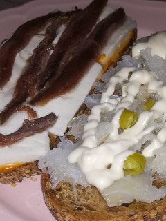 Una foto de Tostas de semillas con anchoas y bacalao