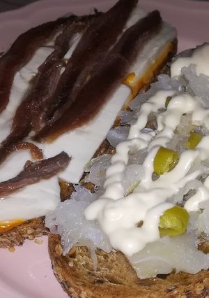Foto principal de Tostas de semillas con anchoas y bacalao