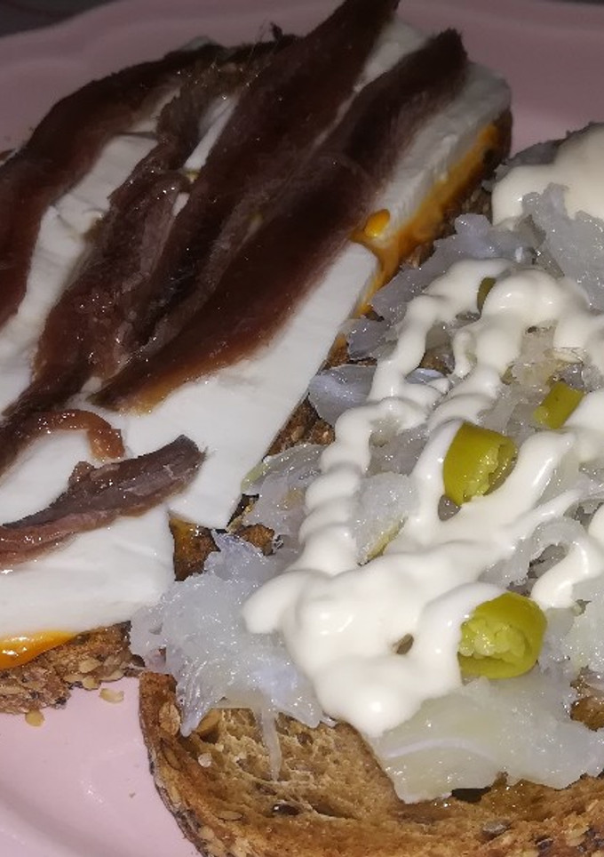 Una foto de Tostas de semillas con anchoas y bacalao