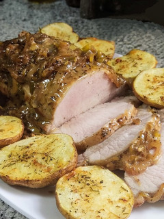 Una foto de Lomo al horno a la mostaza y miel con cebolla y su salsa