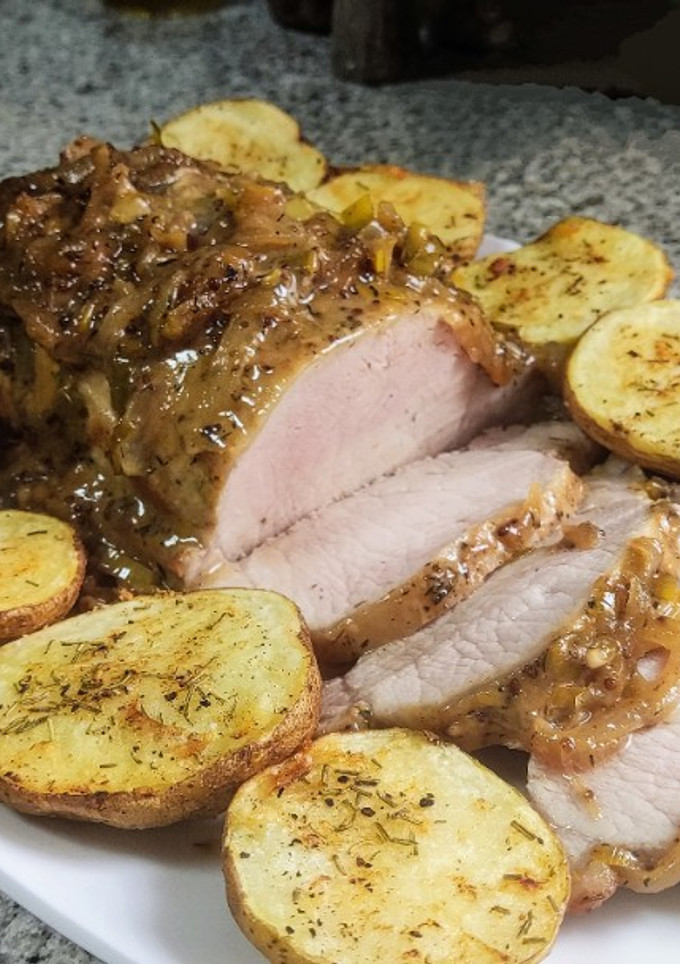 Una foto de Lomo al horno a la mostaza y miel con cebolla y su salsa