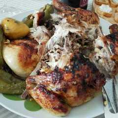 Una foto de Pollo asado con pimientos verdes