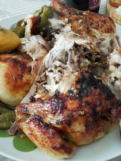 Una foto de Pollo asado con pimientos verdes