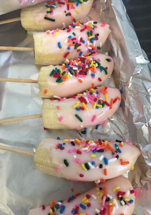 A picture of Frozen Banana pops.