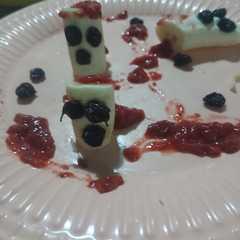 Una foto de Fantasmitas de banana con mermelada de frutilla (casera)