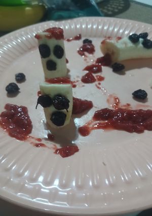 Una foto de Fantasmitas de banana con mermelada de frutilla (casera)
