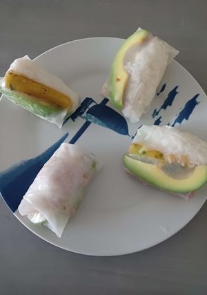 Une photo de Dumpling vegan riz, avocat,courgette marinée, oignons frits
