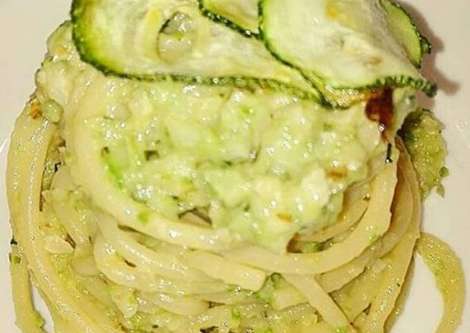 Ricetta Spaghetti al pesto di zucchine di Serena Delfi - Cookpad