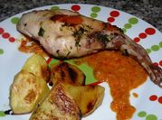 Una foto de salsa para hornear conejo