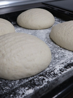 Una foto de Masa de pizza italiana fina y crujiente