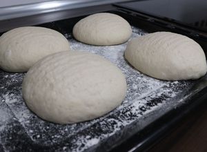 Foto principal de Masa de pizza italiana fina y crujiente