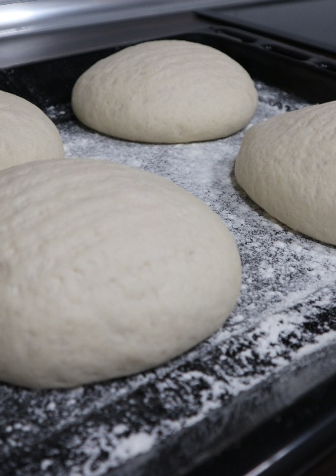 Una foto de Masa de pizza italiana fina y crujiente