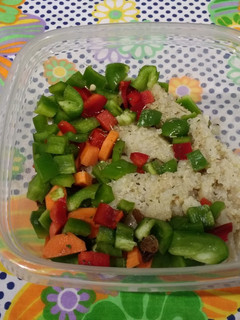 Una foto de Sémola de Arroz con Quinoa, Pimientos, Zanahoria y Pasas
