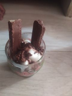 બ્રાઉની વીથ આઈસ્ક્રીમ(brawoni with icecream recipe in gujarati) રેસીપી મુખ્ય ફોટો