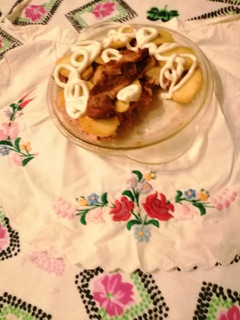 Krumpliágyon sült hús és 🥣 kolbász töltelék 🥗🐖 recept fotója