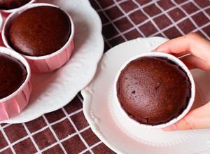 【COOKING BUBU】免烤！特濃巧克力蒸杯子蛋糕｜NO BAKE CHOCOLATE CUPCAKE｜スチームチョコケーキ 的食譜成品照片