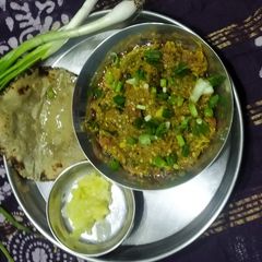 A picture of Baingan bharta with spring onion.