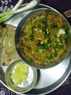 A picture of Baingan bharta with spring onion.