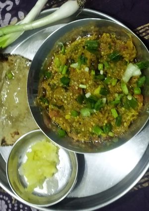 A picture of Baingan bharta with spring onion.
