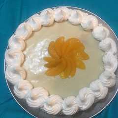 A picture of Torta rellena crema pastelera y melocotón 🍑.