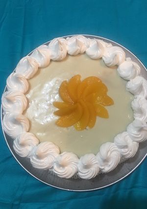 Una foto de Torta rellena crema pastelera y melocotón 🍑