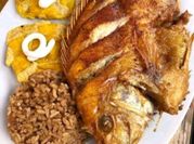 Una foto de mojarra frito
