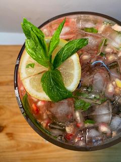 صورة لوصفة مشروب الموهيتو او الموخيتو بنكهة الرمان 🍹🍸